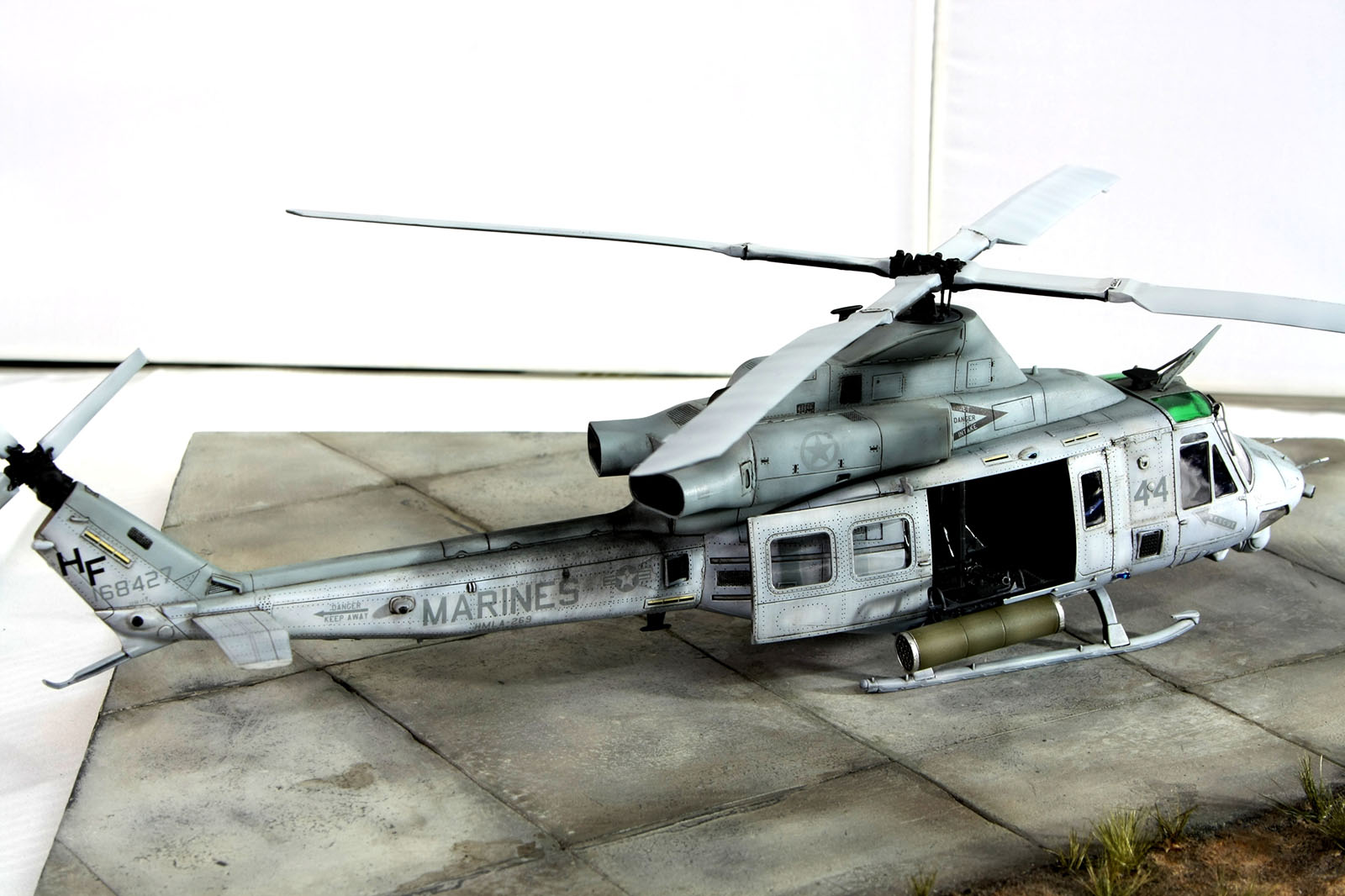 Kitty Hawk 80124 1/48 UH-1Y Venom Photo Feature