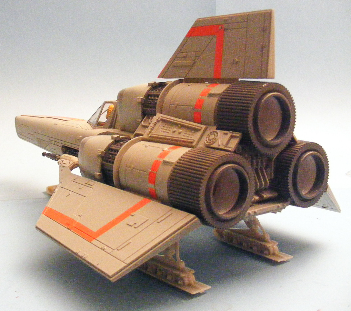 Moebius Models 0940 1/32 Colonial Viper Build Image 16