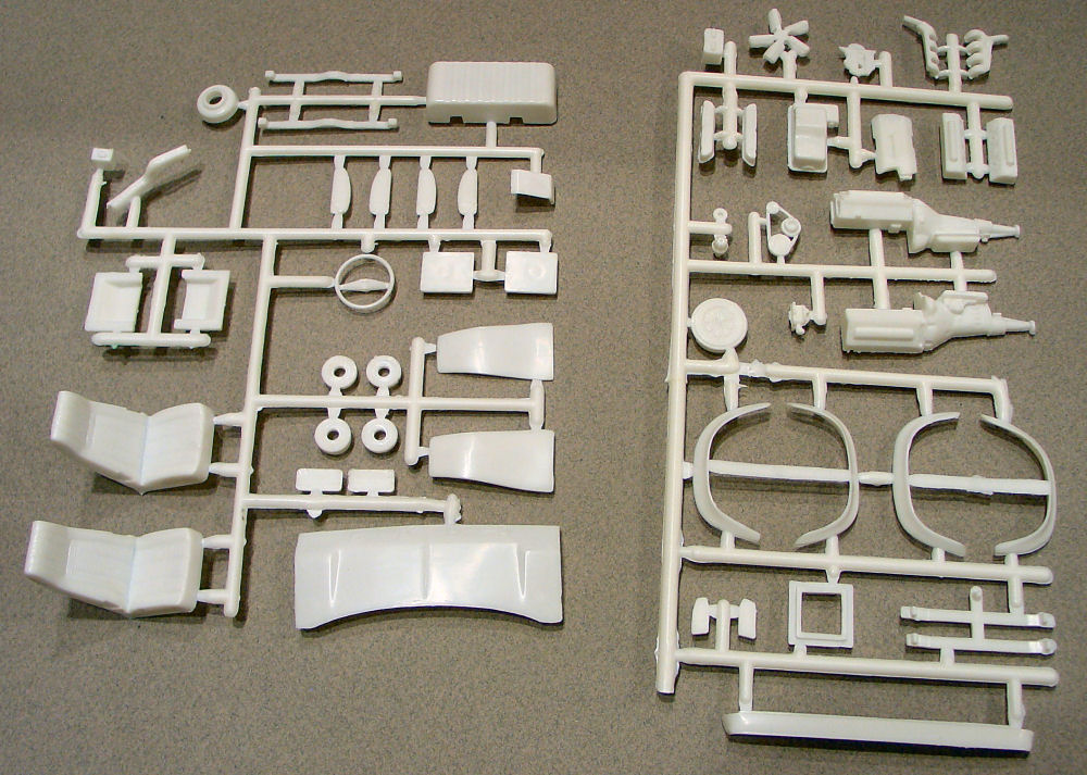 AMT 0767 1/25 1976 Ford Econoline Custom Van Parts Image 03