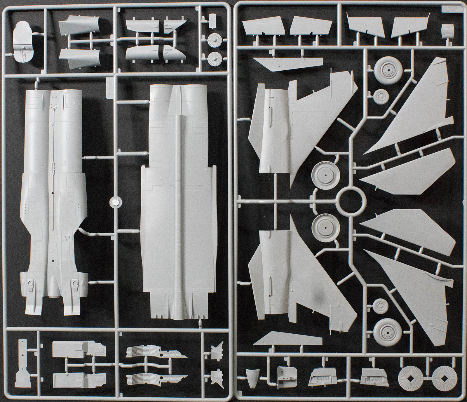 Hasegawa 07462 1/48 MiG-25RBT Foxbat Kit First Look Image 01