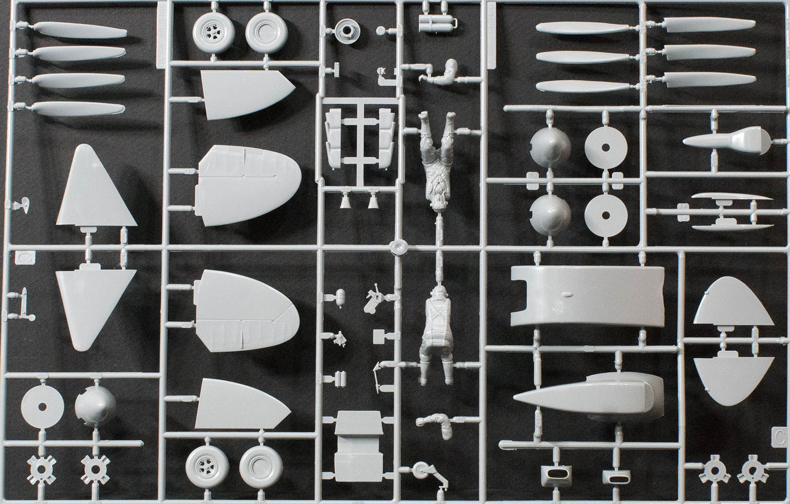 Hasegawa 08247 1/32 Spitfire Mk.IIa 'Douglas Bader' Kit First Look Image 03