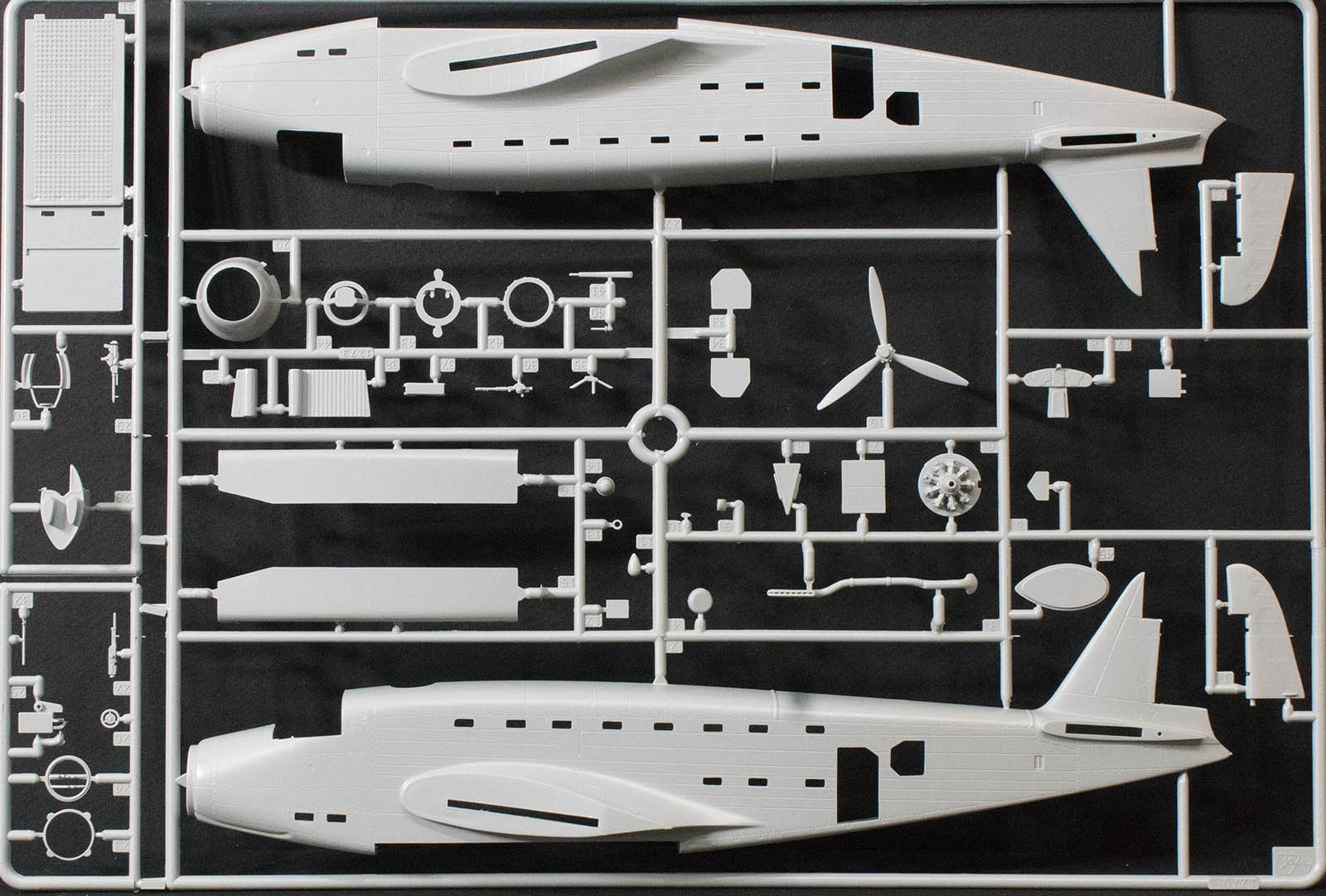 Italeri 1389 1/72 SM.82 Marsupiale Parts Image 01