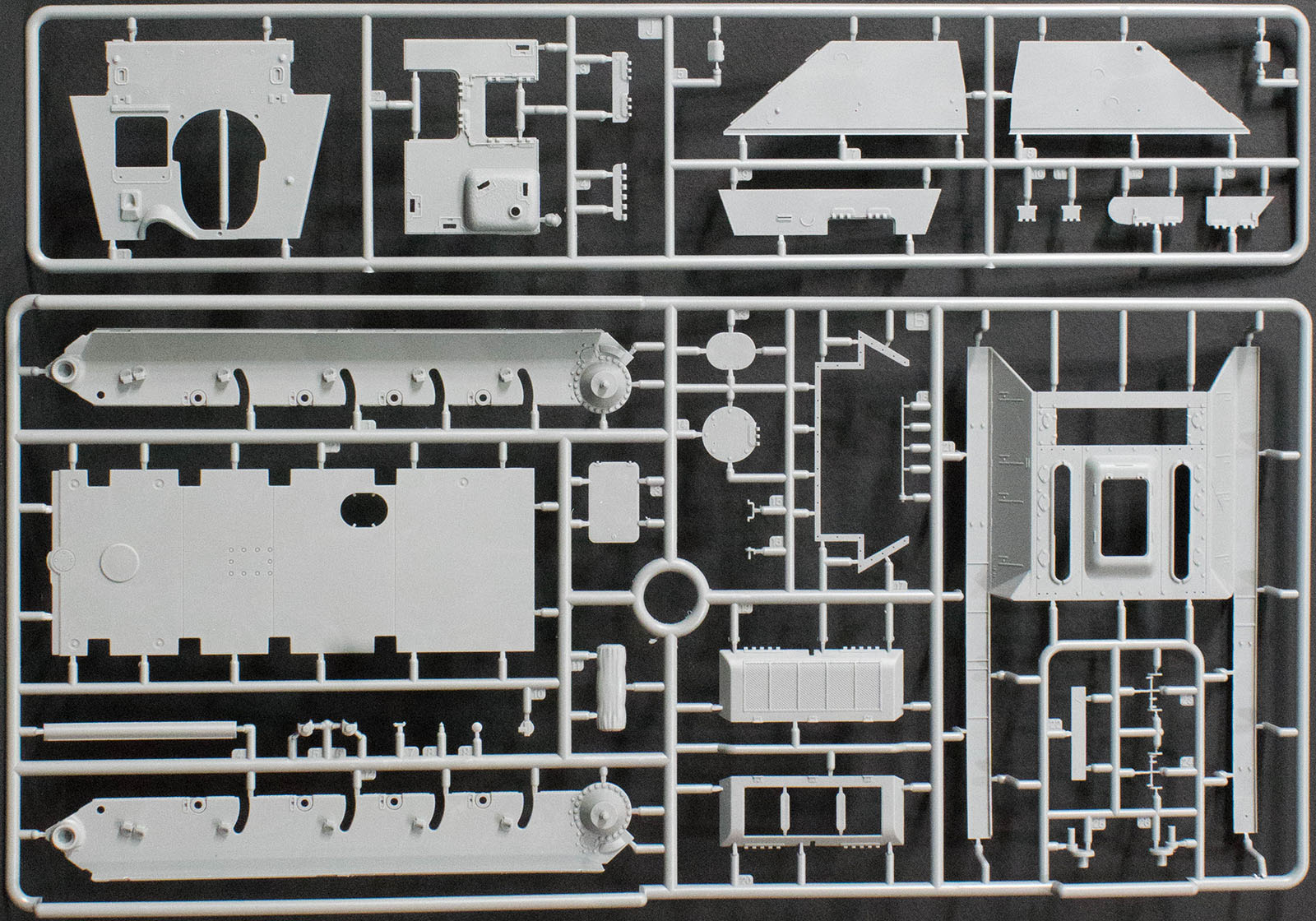 MiniArt 35229 1/35 Jagdpanzer SU-85(r) with Crew Parts Image 01