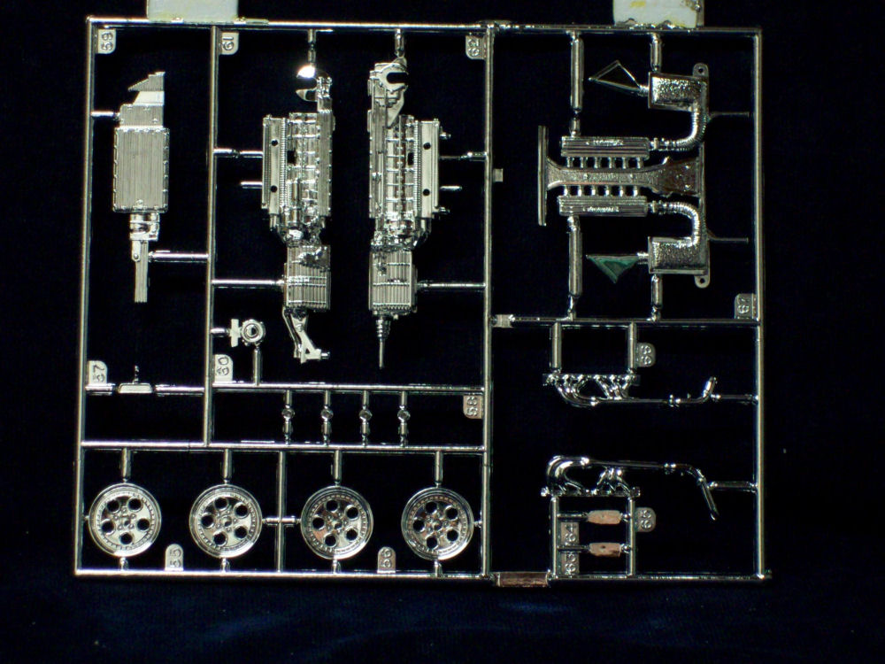 Monogram 85-0889 1/24 Lamborghini Diablo VT Kit Image 06