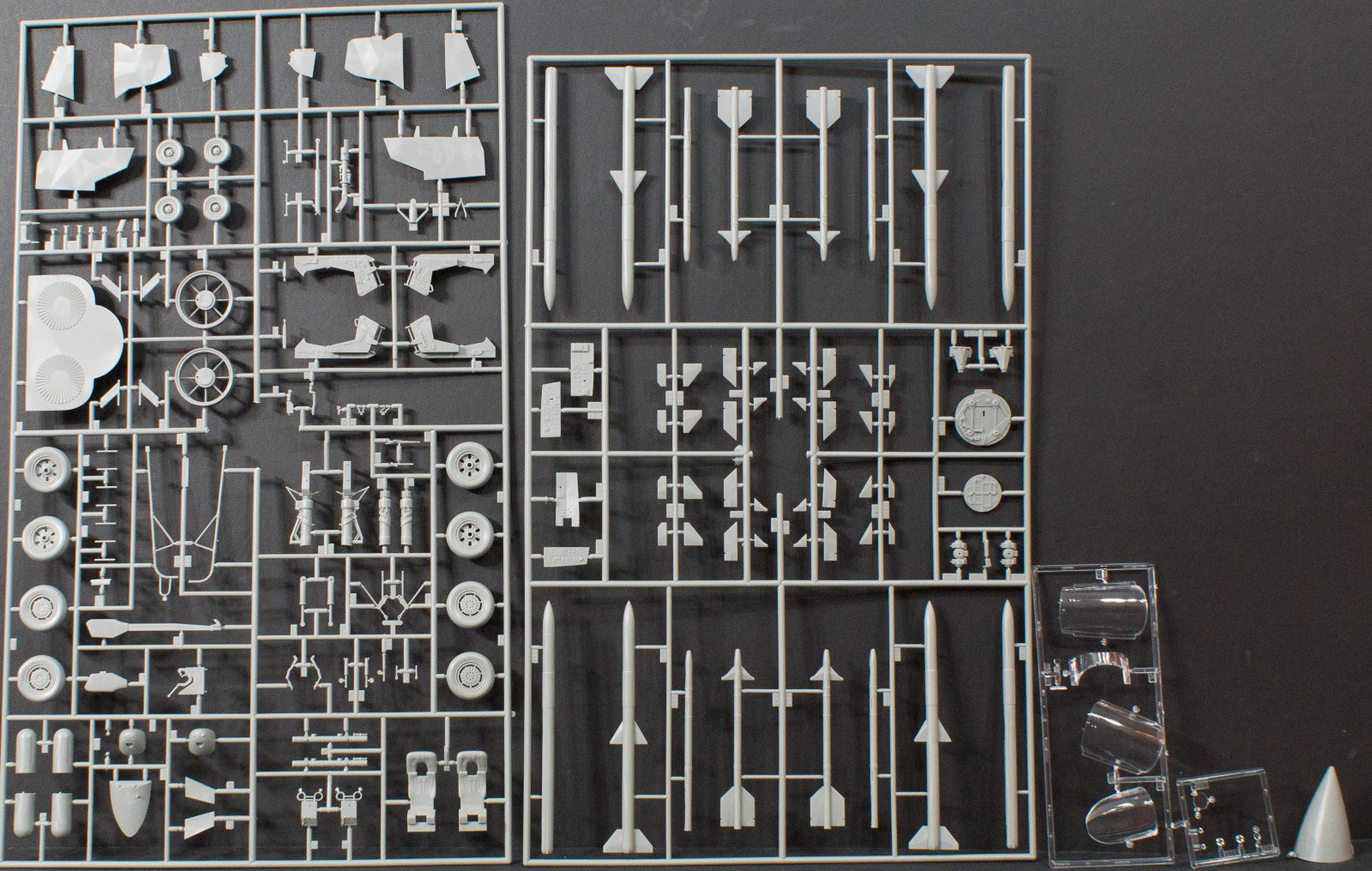 Revell 85-4668 1/32 F-4E Phantom II Kit Image 05