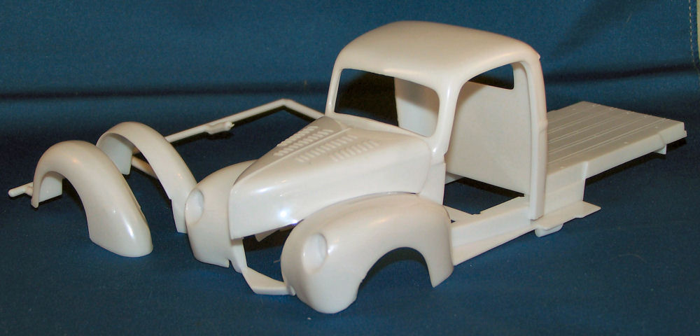 Revell 85-4928 1/24 '40 Ford Custom Pickup Truck Kit Image 01