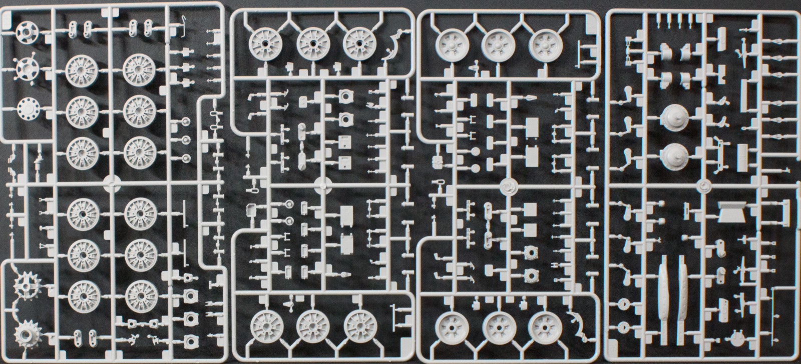 Trumpeter 05599 1/35 T-72B/B1 MBT w/Kontakt-1 Reactive Armor First Look Image 05