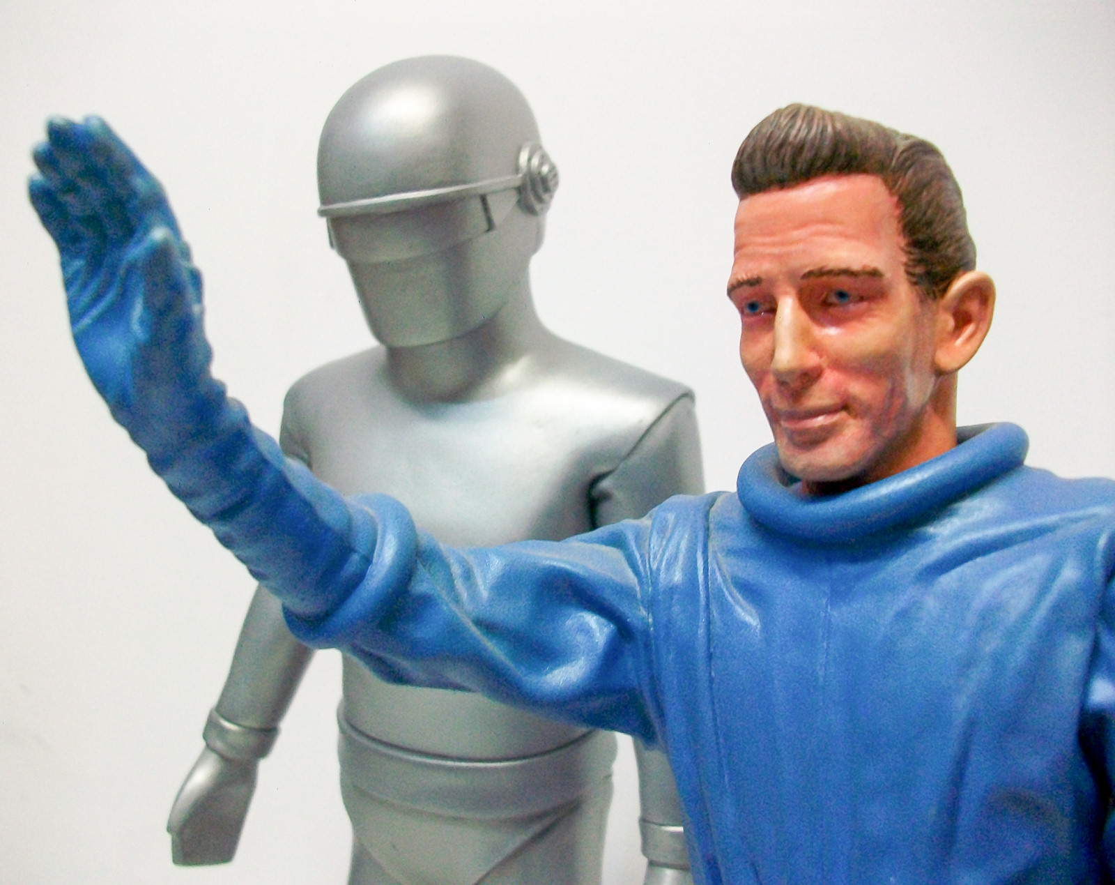 CultTVman Science Fiction 2014 - 1/6 Klaatu and Gort Image A116_02