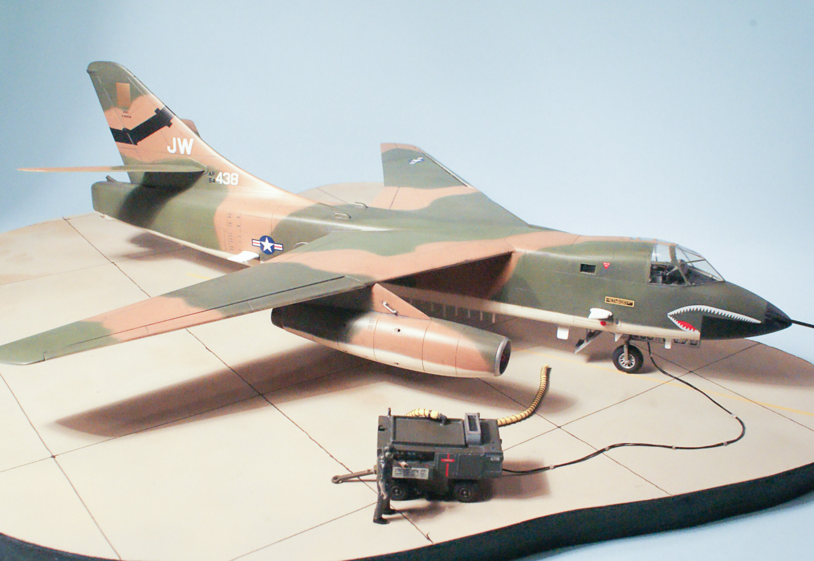 MRC/Italeri Contest 2013 - 1/72 EB-66 Image A007_01