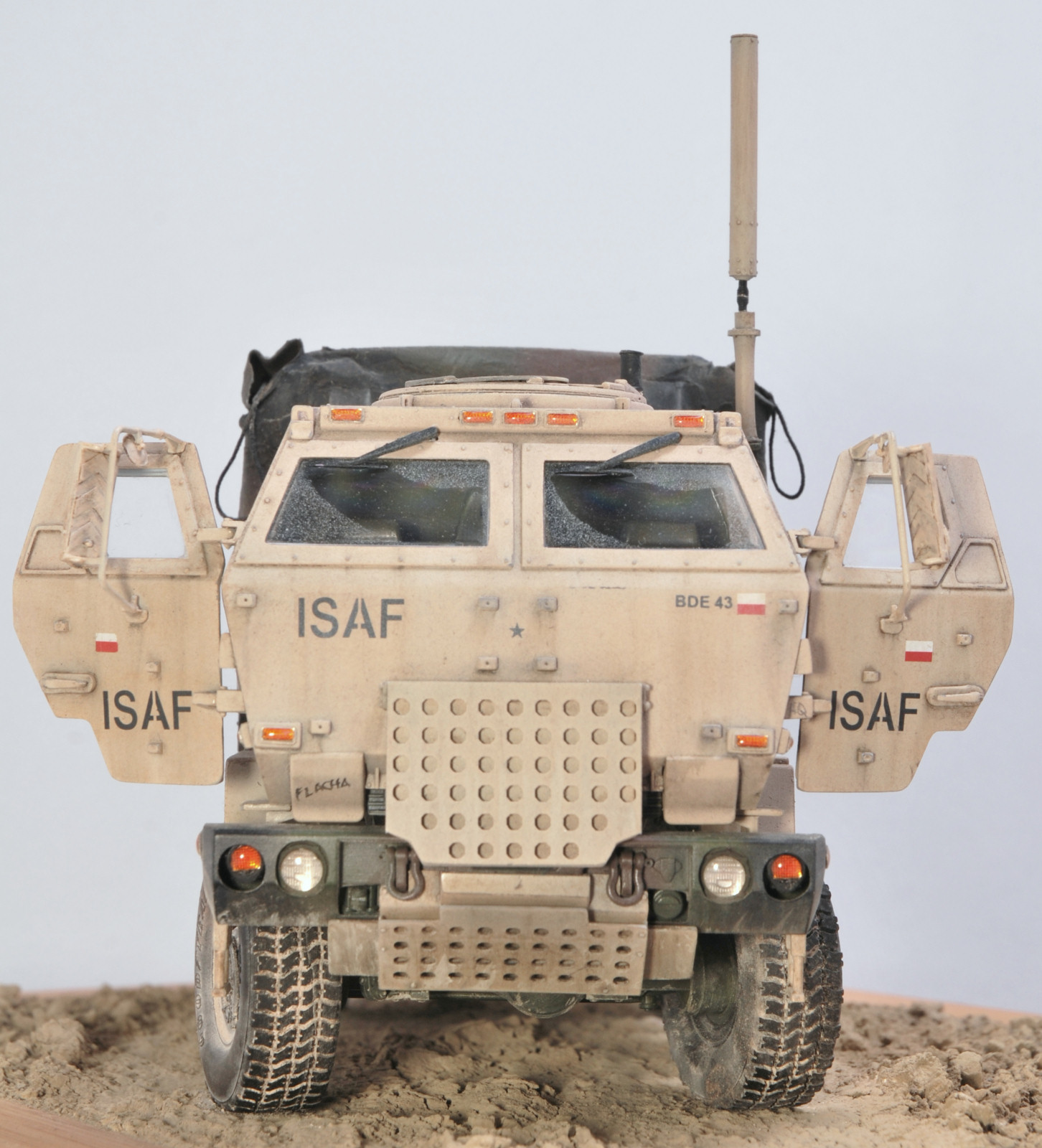 MRC/Academy Contest 2015 - 1/35 M1078 LMTV w/Armored Cab Image A024_04