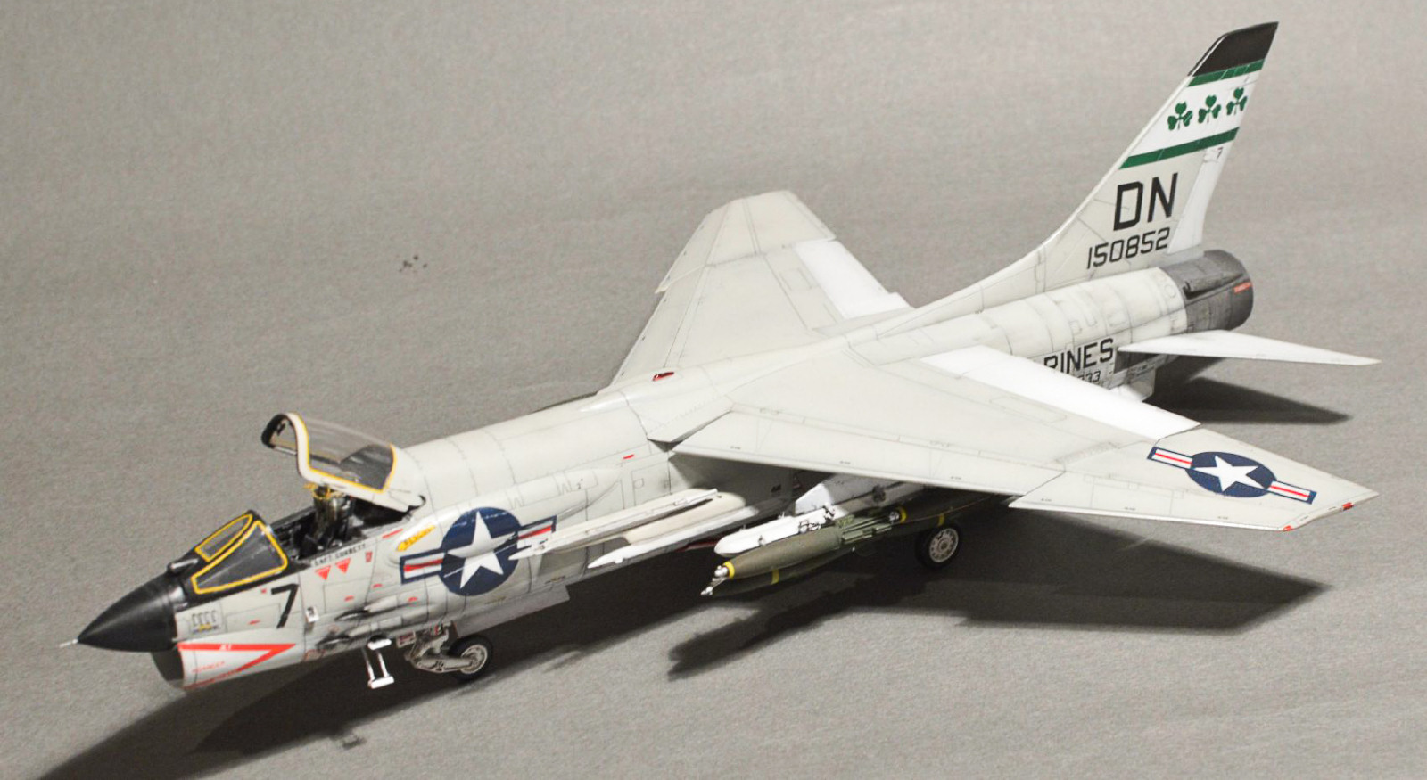 MRC/Academy Contest 2013 - 1/72 F-8E Crusader Image A033_01