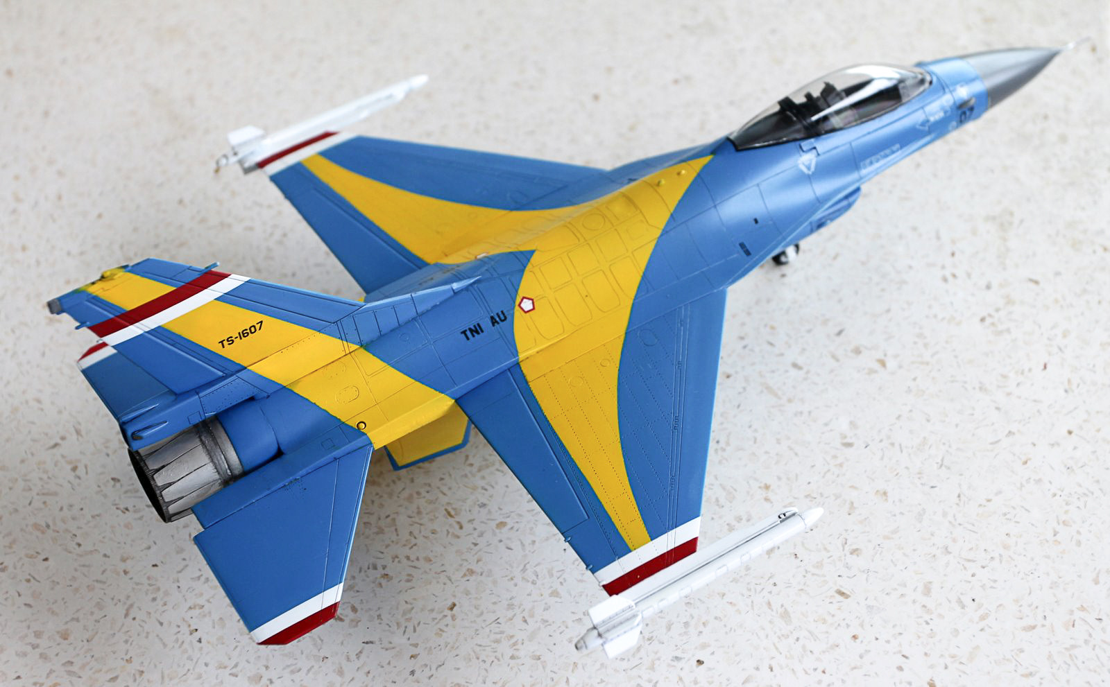 MRC/Academy Contest 2013 - 1/48 F-16A Fighting Falcon Image A036_03