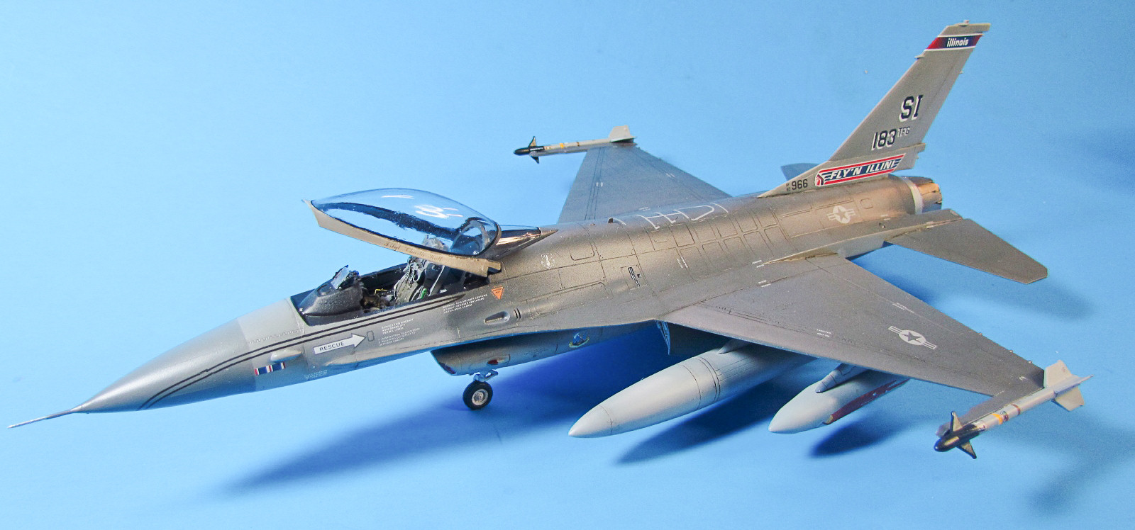 MRC/Academy Contest 2013 - 1/48 F-16A Fighting Falcon Image A043_01